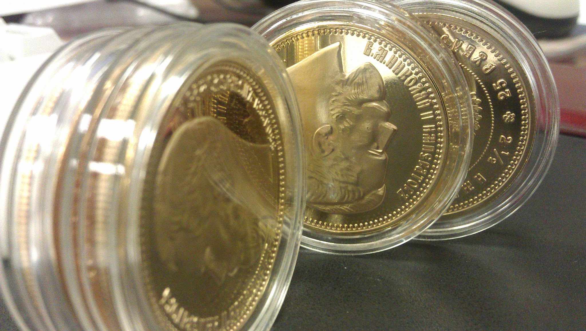 Покупаем инвестиционные монеты. Монета Золотая. Золотые инвестиционные монеты. Коллекционные золотые монеты. Банка с золотыми монетами.